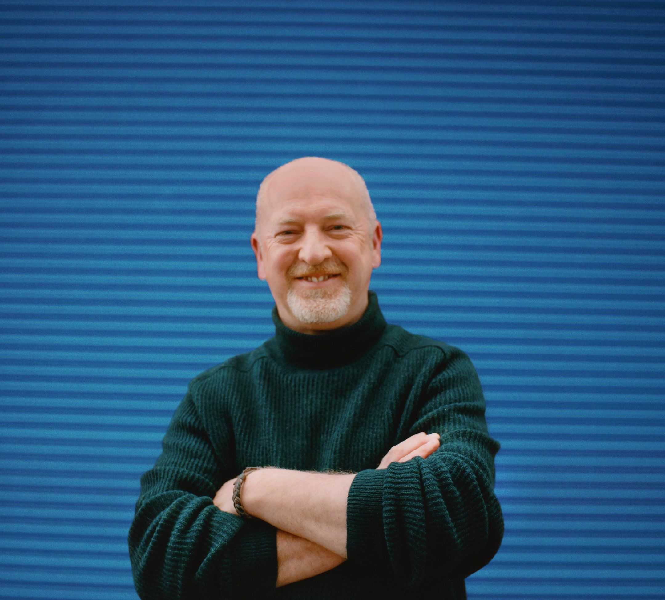 파란 벽 앞에서 워렌 보우덴 박사 환경운동가의 얼굴 사진